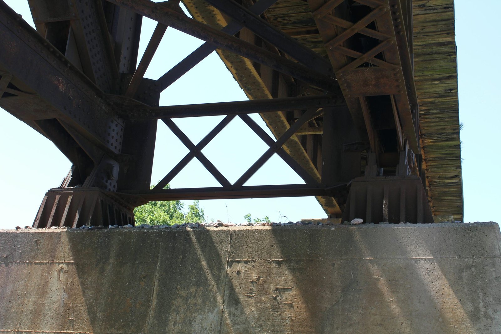 Bottom transverse beam of truss
